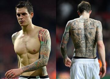 Daniel Agger - Tatuajes. El jugador danés, que perteneció por ocho años al Liverpool, tiene una gran pasión no sólo por hacerse tatuajes (como se puede ver en la foto), sino por ser quien tatúe a otras personas. En el 2209 prometió que tatuaría a todos sus compañeros de equipo en el Liverpool si lograban quedar campeones, pero finalizaron en segundo lugar. 