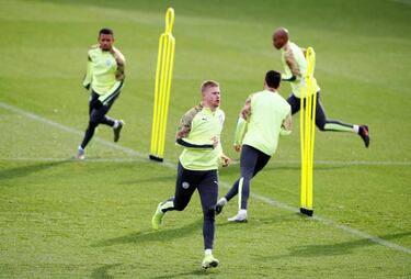 Manchester City's Kevin De Bruyne braced for Anfield pressure cooker atmosphere