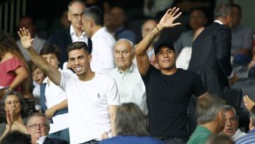 Gabriel Paulista y Jeison Murillo saludan a la afici&oacute;n desde el palco de Mestalla.