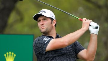 Jon Rahm golpea una bola durante el WGC Dell Technologies Match Play en el Austin Country Club.