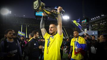 AMDEP8525. BUENOS AIRES (ARGENTINA), 23/10/2022.- Dario Benedetto de Boca levanta el trofeo de campeón hoy, al ganar Liga de Fútbol Profesional argentina en el estadio La Bombonera en Buenos Aires (Argentina). Boca Juniors se proclamó este domingo campeón de la Liga de Fútbol Profesional argentino tras empatar 2-2 con Independiente en la vigésima séptima y última jornada del torneo local. EFE/Juan Ignacio Roncoroni