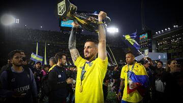 AMDEP8525. BUENOS AIRES (ARGENTINA), 23/10/2022.- Dario Benedetto de Boca levanta el trofeo de campeón hoy, al ganar Liga de Fútbol Profesional argentina en el estadio La Bombonera en Buenos Aires (Argentina). Boca Juniors se proclamó este domingo campeón de la Liga de Fútbol Profesional argentino tras empatar 2-2 con Independiente en la vigésima séptima y última jornada del torneo local. EFE/Juan Ignacio Roncoroni
