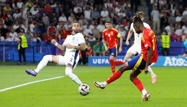 1-0. Lamine Yamal abre al costado izquierdo del área inglesa y conecta con el delantero del Athletic Club que dispara raso, cruzado, al palo largo, superando a Jordan Pickford.