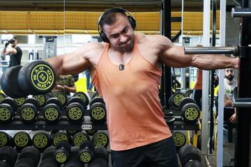 El jordano Mohammad Nsour, renunci¨® a la carrera de medicina para perseguir su sue?o de convertirse en un fisicoculturista estrella. A los 26 a?os, est¨¢ un paso m¨¢s cerca, ya que se clasific¨® para Mr Olympia, un prestigioso concurso internacional en Las Vegas, Nevada, donde se enfrentar¨¢ a los nombres y m¨²sculos m¨¢s importantes del deporte.