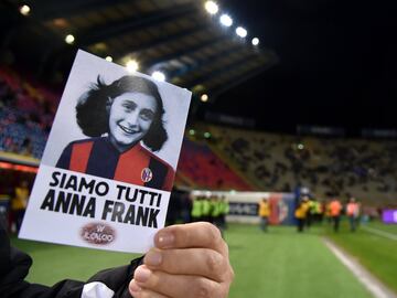 Las plantillas de todos los equipos de la Serie A harán un minuto de silencio antes del comienzo de sus encuentros y participarán en la lectura de unos extractos del célebre Diario de Ana Frank en respuesta al antisemitismo mostrado por los ultras del Lazio.