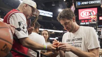 GFX01. SAN ANTONIO (TX, EE.UU), 05/11/2016.- Pau Gasol (d) de Spurs firma aut&oacute;grafos antes de enfrentar a Clippers hoy, 5 de noviembre de 2016, en un juego de la NBA en San Antonio, Texas (EE.UU.). EFE/DARREN ABATE