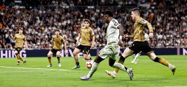 línea de fondo y pone un pase para que llegue Jude Bellingham y remate de cabeza superando a Álex Remiro.