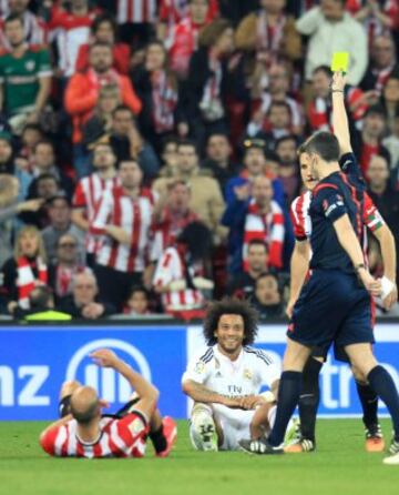 Undiano Mallenco le muestra a Marcelo la tarjeta amarilla.