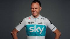 Chris Froome posa con el maillot blanco que lucir&aacute; el equipo Sky en la temporada 2018.