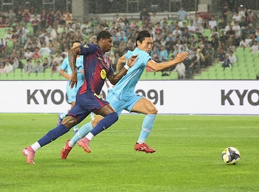 Marcus Rashford, do FC Barcelona (à esquerda), luta por bolas e woo hoo-sung, de Daegu FC.