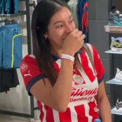 ‘Chicharito’ provoca lágrimas en fans que fueron a firma de autógrafos