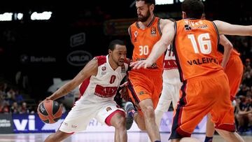 GRAF145. VALENCIA (ESPAÑA), 15/11/2017.- Los jugadores Joan Sastre (c) del Valencia Basket y Andrew Goudelock (i) del Armani Jeans, pelean un balón durante el partdio de Euroliga disputado en Valencia. EFE/Miguel Ángel Polo