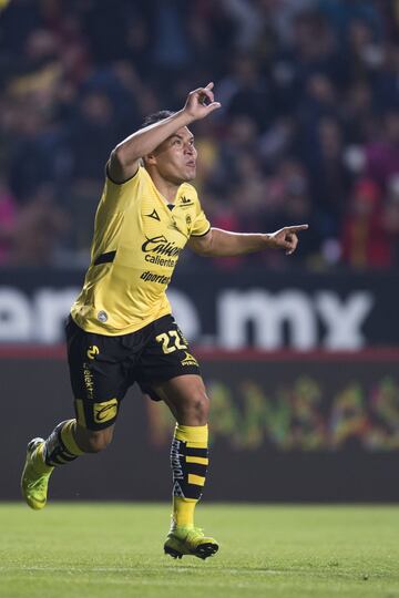 A diferencia de otras ocasiones, Monarcas no buscó jugadores de renombre en el extranjero, aunque encontró a talentos poco reconocidos en el mercado nacional como es Acosta quien no pudo consolidarse con Tigres.