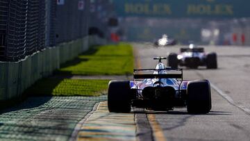 Un coche de F1 con el DRS activado.