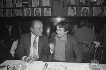 Jake LaMotta, 'Toro Salvaje', nació en Nueva York en 1921. Peleó en 106 combates de los que ganó 83 (30 por KO). Su gran rival fue Sugar Ray Robinson, al que ganó la segunda vez que se enfrentaron siendo el primer boxeador que conseguía vencerle.
El 16 de junio de 1949 consiguió por KO el título mundial de los pesos medios ante Marcel Cerdan. En la tercera defensa del título, el 14 de febrero de 1951, perdió ante Sugar Ray Robinson en una pelea que se bautizó como 'La matanza de San Valentín' debido a su crudeza. El 14 de abril de 1954 se subió al ring por última vez.
Después de su retirada compró un club nocturno. Tras perderlo por diversos problemas legales inició una carrera como comediante.
La película basada en su vida, Toro Salvaje, tuvo 8 nominaciones a los Óscar y se llevó 2 estatuillas (mejor montaje y mejor actor para Robert DeNiro).
En la imagen, con Robert DeNiro, el actor que le interpretó en Toro Salvaje.