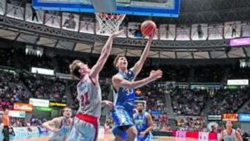 <b>INTIMIDACIÓN. </b>Marko Tomas falla la entrada a canasta ante el brasileño Tiago Splitter.