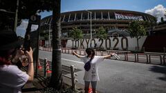 TOKIO (JAPÓN) 22/07/2021.- Dos mujeres se toman fotos en los alrededores del Estadio Olímpico de Tokio, este jueves, en la víspera de la inauguración de los Juegos Olímpicos. EFE/Juan Ignacio Roncoroni