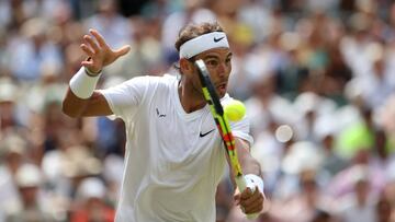 Nadal ejecuta una volea en Wimbledon.