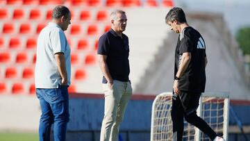 11-07 Entrenamiento del Granada CF en la Ciudad Deportiva. En la imagen el director deportivo Miguel Melgar junto a Pacheta