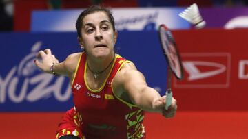 Carolina Marín devuelve el volante durante un partido.