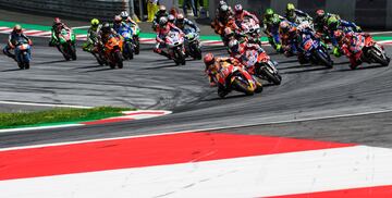 Los pilotos en la primera curva tras la salida en el GP de Austria. 