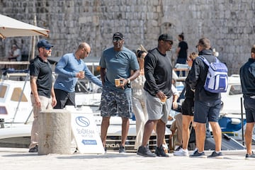 Michael Jordan y su mujer Yvette Prieto paseando por las calles de Dubrovnik. 
