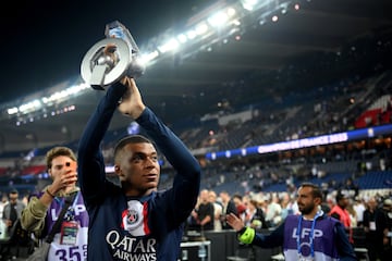 Mbappé saluda a la afición del PSG en el Parque de los Príncipes tras el último partido de la Ligue 1.
