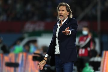 Tras 'El Loco' de Uruguay se encuentra Ricardo Gareca, seleccionador de Chile con 3,2 millones de euros.