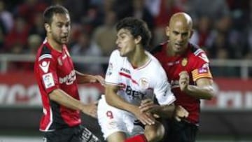 <b>IMPOTENTE. </b>Perotti intenta marcharse ante Nunes y Ayoze.