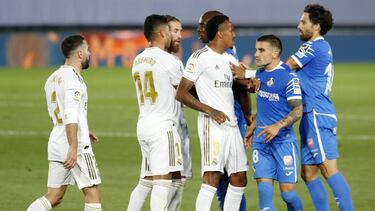 Apretando los dientes contra el cemento