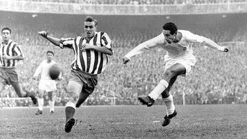 Paco Gento durante un encuentro frente al Atlético de Madrid. 