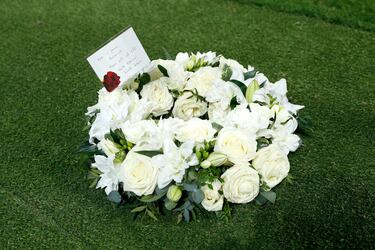 Respetuoso homenaje del Liverpool por el fallecimiento del mito del Real Madrid, Amancio Amaro. Las leyendas del club, Kenny Dalglish y Jamie Carragher, colocan una corona de flores en el sector de los aficionados madridistas en Anfield.