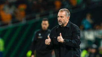 SEVILLA, 06/12/2025.- El entrenador del Barcelona. Hansi Flick, durante el partido de LaLiga EA Sports que Real Betis y FC Barcelona disputan este sábado en el estadio de La Cartuja, en Sevilla. EFE/Julio Muñoz