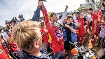 Jorge Prado, celebra su título de MXGP en Maggiora (Italia).