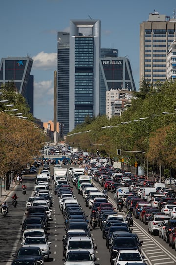 Atascos masivos en Madrid. Vista general de tr¨¢fico en el Paseo de la Castellana.