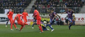  Ekiza taponó con la mano el remate de Messi. Penalti claro. 