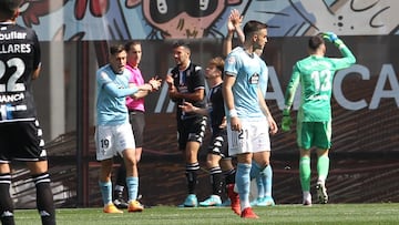 Quiles, junto al colegiado antes de ver la segunda amarilla.