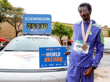 El etíope Yomif Kejelcha ha establecido en Valencia un nuevo récord del mundo en el Medio Maratón Trinidad Alfonso al acabar la prueba en un tiempo oficioso de 57.30, un segundo por debajo de los 57.31 de Jacob Kiplimo en Lisboa en 2021.