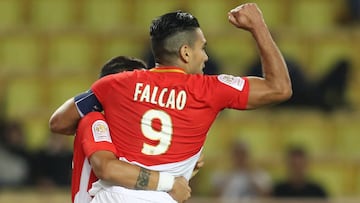 Monaco's Colombian forward Radamel Falcao (C) celebrates with teammates after scoring a goal during the French L1 football match between Monaco and Montpellier on September 29, 2017 at the "Louis II Stadium" in Monaco. / AFP PHOTO / VALERY HACHE