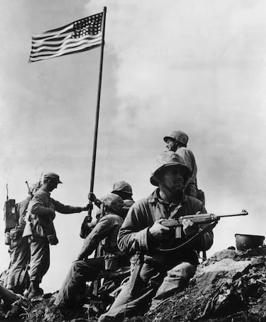 La historia de la foto más icónica de la Segunda Guerra Mundial con la bandera de EEUU en Iwo Jima: “No fue posada”