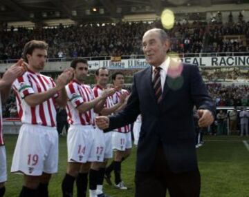 Yosu recibe antes del partido de Primera entre el Racing y el Athletic de Bilbao, la insignia de oro del Club cántabro en 2007.
