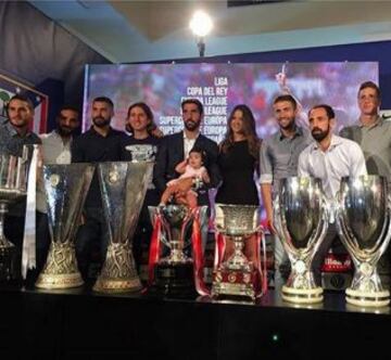 Raúl García con sus excompañeros del Atlético de Madrid se despide de la afición colchonera.