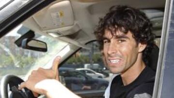<b>14:00. </b>Tiago, ayer, saliendo en su coche de las oficinas del Calderón, donde firmó su contrato.