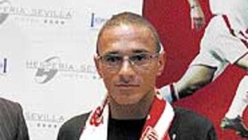 <b>GENIO Y FIGURA</B>. El delantero uruguayo Darío Silva quiere hacer en el Sevilla grandes cosas.