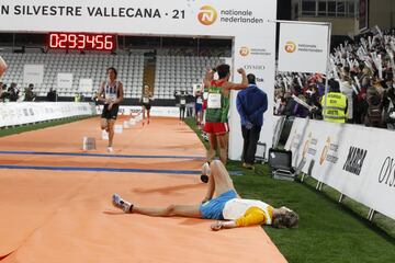 Miles de corredores despiden el año en Madrid en la 50 edición de la San Silvestre Vallecana.