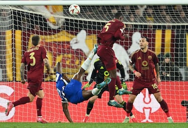 El Olímpico de Roma presenció uno de los mejores goles de la carrera del delantero español del Oporto. Samu abrió el marcador del encuentro gracias a una increíble chilena. A pesar de ello el conjunto portugués perdió ante la Roma.
