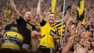 Dortmund (Germany), 18/05/2024.- Dortmund's Marco Reus celebrates with the fans after the German Bundesliga soccer match between Borussia Dortmund and SV Darmstadt 98 in Dortmund, Germany, 18 May 2024. (Alemania, Rusia) EFE/EPA/FRIEDEMANN VOGEL CONDITIONS - ATTENTION: The DFL regulations prohibit any use of photographs as image sequences and/or quasi-video.