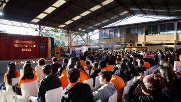 Santiago, 5 de marzo de 2024
Escolares son fotografiados durante la visita a la comunidad educativa de la Escuela Republica de la India
Dragomir Yankovic/Aton Chile