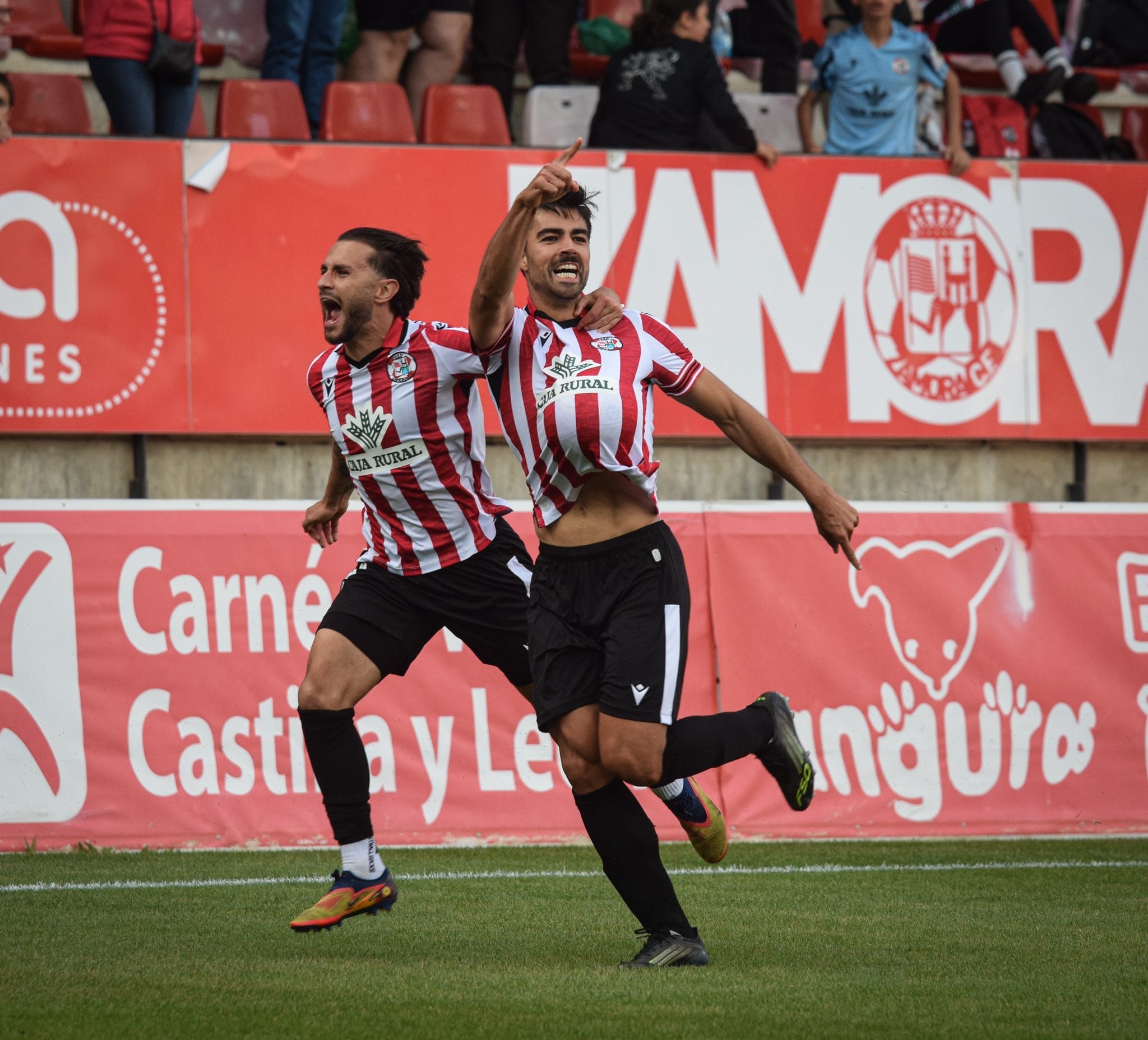 El Zamora ya tiene pie y medio en el playoff de ascenso