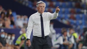 Carlo Ancelotti, entrenador del Real Madrid, da instrucciones a sus jugadores en el partido de LaLiga Santander contra el Levante.